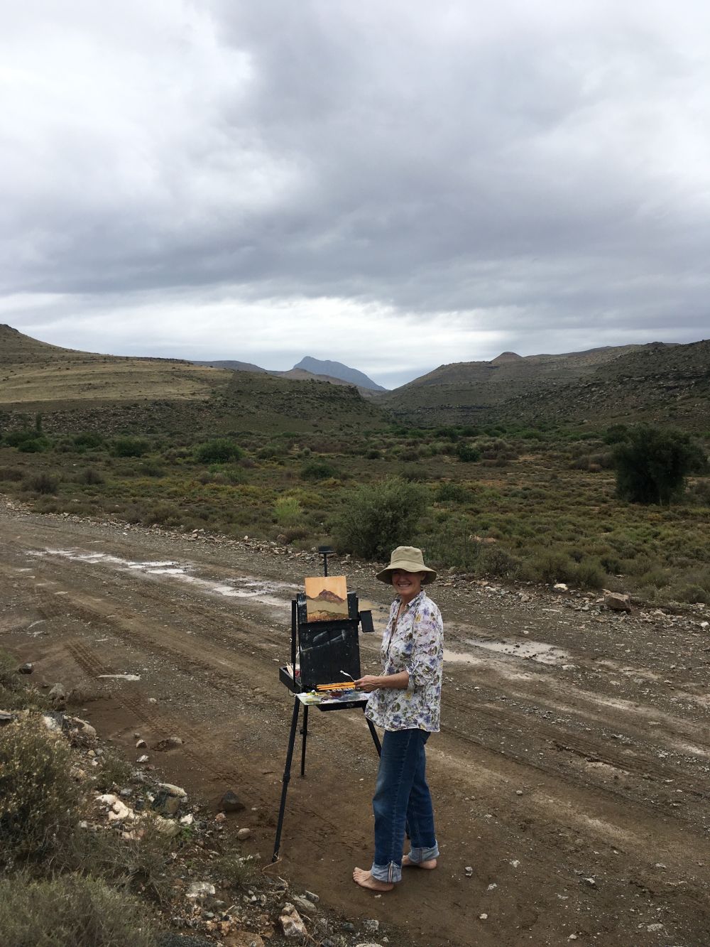 Tracy Algar, South African landscape artist, painting just outside Nieu-Bethesda in the Great Karoo.